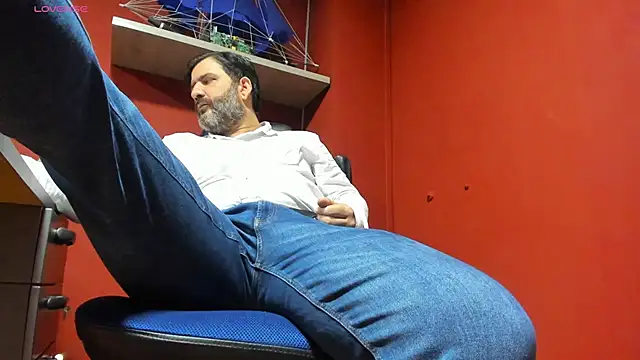 Snapshot of Maxi_TheBigDaddy chatting on March 2025 01:01:02 PM Maxi TheBigDaddy online show from March 2025 01:01:02 PM