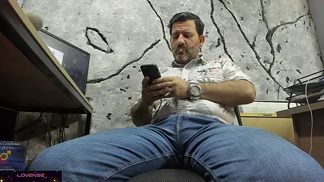 Snapshot of Maxi_TheBigDaddy chatting on October 2025 09:10:02 PM Maxi TheBigDaddy online show from October 2025 09:10:02 PM