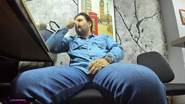 Snapshot of Maxi_TheBigDaddy chatting on December 2025 03:39:01 PM Maxi TheBigDaddy online show from December 2025 03:39:01 PM