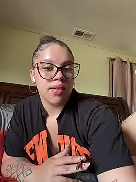 Snapshot of QueenNuttCollector chatting on June 2026 06:21:02 PM QueenNuttCollector online show from June 2026 06:21:02 PM