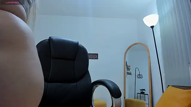 Snapshot of camiilaa1 chatting on December 2024 07:05:01 AM camiilaa1 online show from December 2024 07:05:01 AM