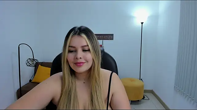 Snapshot of camiilaa1 chatting on February 2025 04:04:01 AM camiilaa1 online show from February 2025 04:04:01 AM