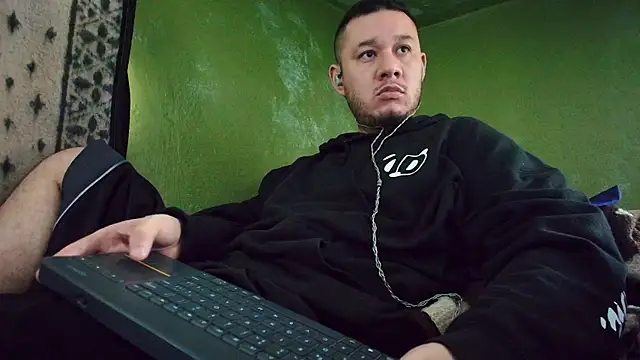 Snapshot of sweet_cock28 chatting on March 2025 03:50:02 PM sweet cock28 online show from March 2025 03:50:02 PM