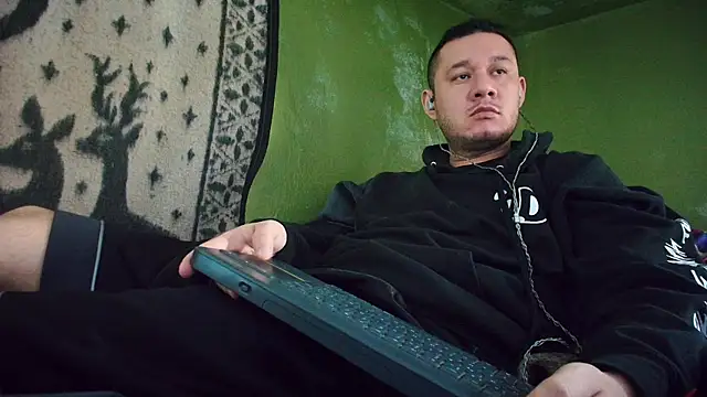 Snapshot of sweet_cock28 chatting on March 2025 03:40:01 PM sweet cock28 online show from March 2025 03:40:01 PM