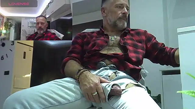 Snapshot of DaddybearVLC chatting on December 2024 07:57:02 PM DaddybearVLC online show from December 2024 07:57:02 PM