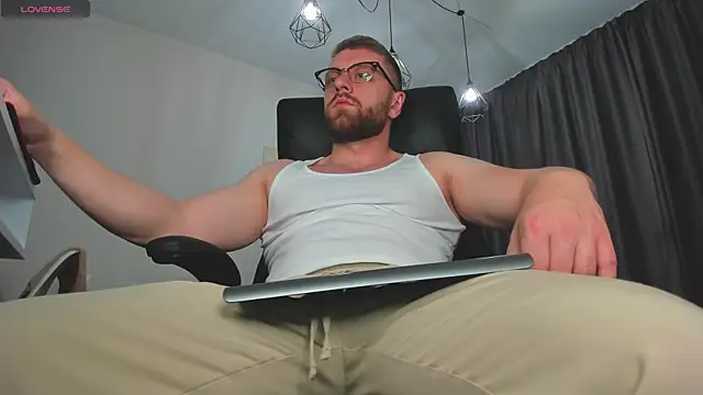 Snapshot of Findom_guy chatting on November 2025 04:22:01 PM Findom guy online show from November 2025 04:22:01 PM