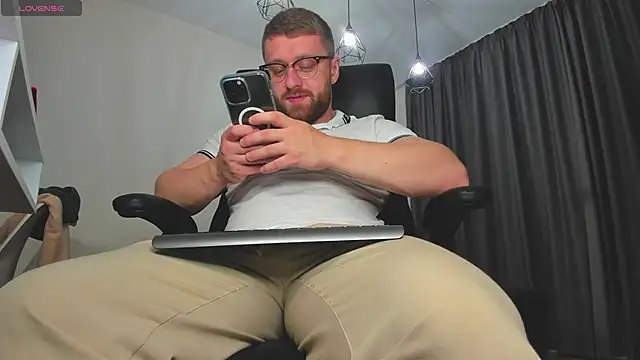 Snapshot of Findom_guy chatting on November 2025 07:24:02 PM Findom guy online show from November 2025 07:24:02 PM
