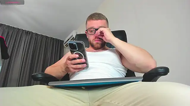 Snapshot of Findom_guy chatting on December 2025 03:17:02 PM Findom guy online show from December 2025 03:17:02 PM