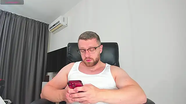 Snapshot of Findom_guy chatting on December 2025 01:18:02 PM Findom guy online show from December 2025 01:18:02 PM