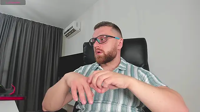 Snapshot of Findom_guy chatting on January 2026 01:17:02 PM Findom guy online show from January 2026 01:17:02 PM