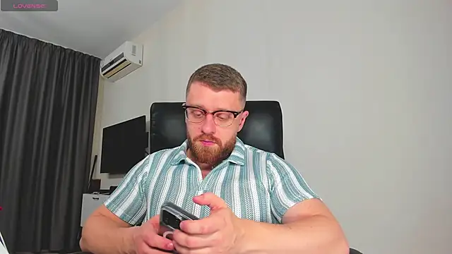 Snapshot of Findom_guy chatting on February 2026 06:44:01 PM Findom guy online show from February 2026 06:44:01 PM