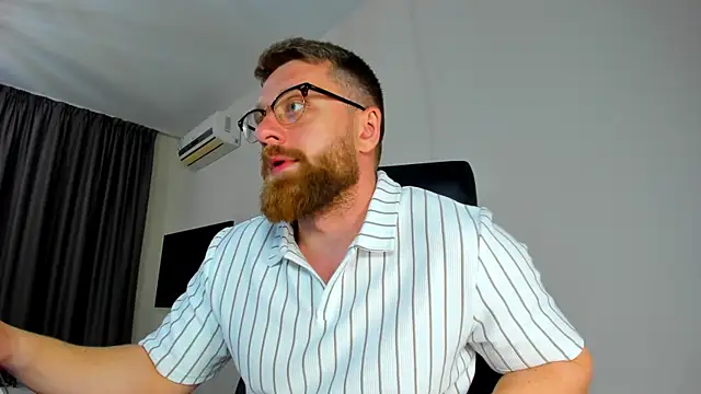 Snapshot of Findom_guy chatting on April 2026 03:03:02 PM Findom guy online show from April 2026 03:03:02 PM