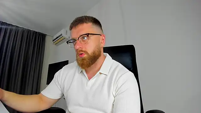 Snapshot of Findom_guy chatting on April 2026 11:52:02 AM Findom guy online show from April 2026 11:52:02 AM
