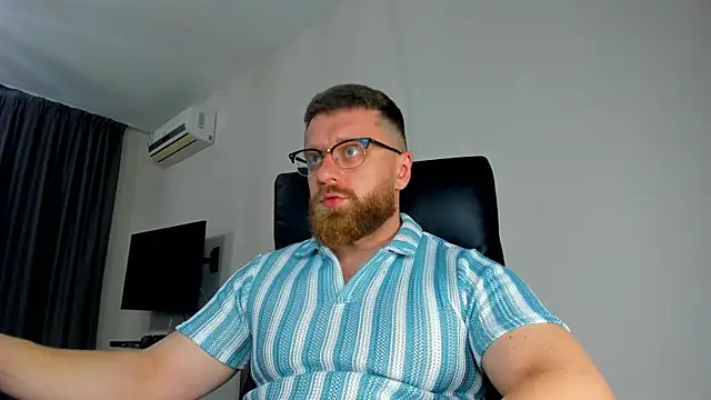 Snapshot of Findom_guy chatting on April 2026 05:30:01 PM Findom guy online show from April 2026 05:30:01 PM