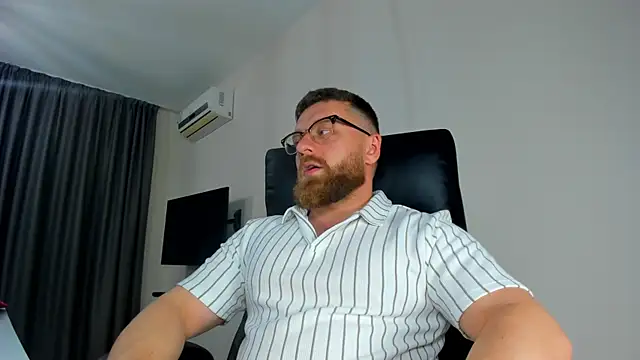 Snapshot of Findom_guy chatting on April 2026 05:19:02 PM Findom guy online show from April 2026 05:19:02 PM