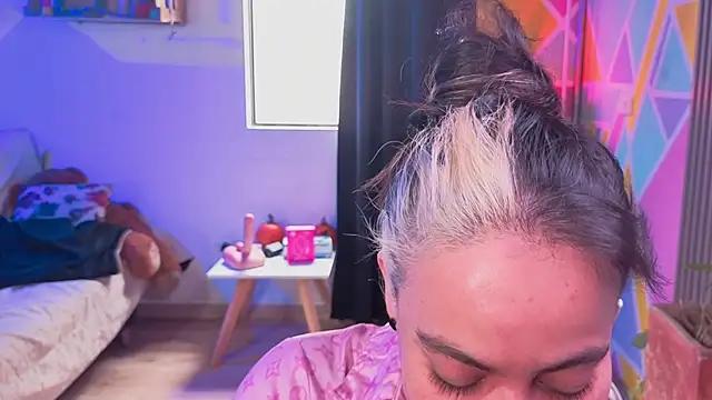 Snapshot of Cuttiealice chatting on November 2025 05:01:02 PM Cuttiealice online show from November 2025 05:01:02 PM