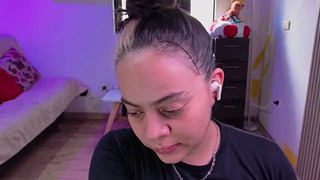 Snapshot of Cuttiealice chatting on November 2025 04:40:02 PM Cuttiealice online show from November 2025 04:40:02 PM