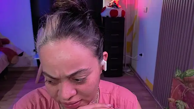 Snapshot of Cuttiealice chatting on November 2025 03:55:01 PM Cuttiealice online show from November 2025 03:55:01 PM