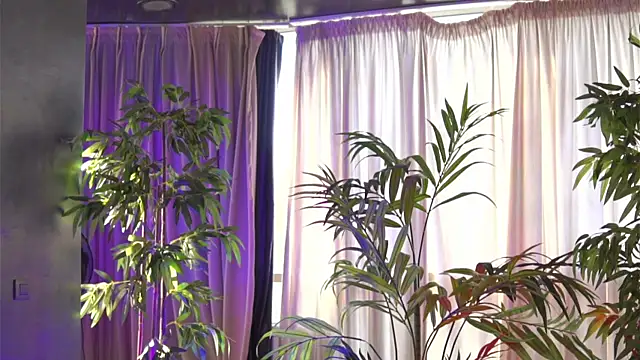 HotSkinnyX online show from September 2025 06:15:01 AM