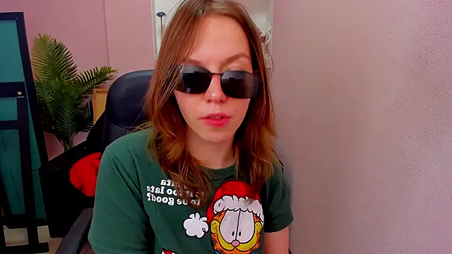 Snapshot of Persephoni chatting on December 2025 05:02:01 AM Persephoni online show from December 2025 05:02:01 AM