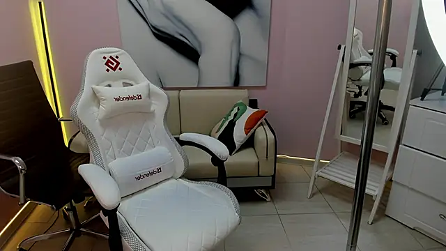 Snapshot of Persephoni chatting on December 2025 03:53:01 PM Persephoni online show from December 2025 03:53:01 PM