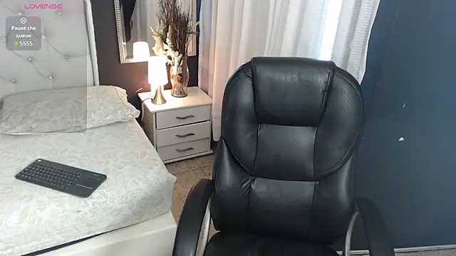 LiaVillalobos online show from October 2025 01:45:02 PM