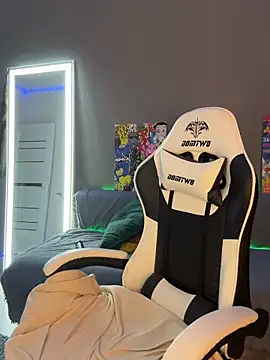 julia fly online show from February 2025 02:45:02 PM