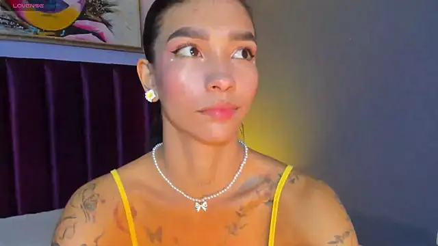 LauraAristizabal online show from April 2026 12:36:01 PM