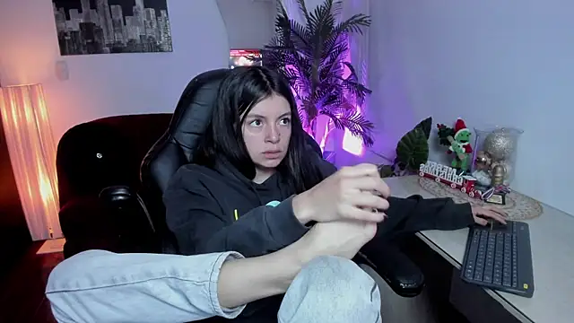 Snapshot of Meghan320 chatting on December 2025 11:47:01 AM Meghan320 online show from December 2025 11:47:01 AM