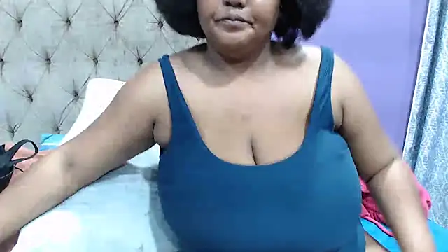 Snapshot of GiantTittts chatting on September 2025 05:34:01 PM GiantTittts online show from September 2025 05:34:01 PM