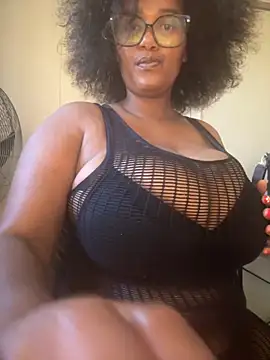 Snapshot of Charlie-Crawford chatting on November 2025 05:17:01 AM Charlie-Crawford online show from November 2025 05:17:01 AM