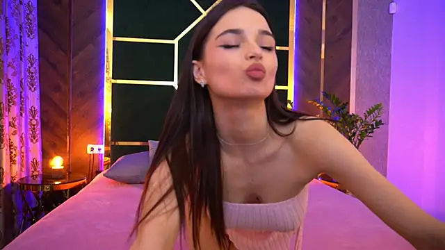 Snapshot of LittleeCutee chatting on March 2025 10:37:01 AM LittleeCutee online show from March 2025 10:37:01 AM