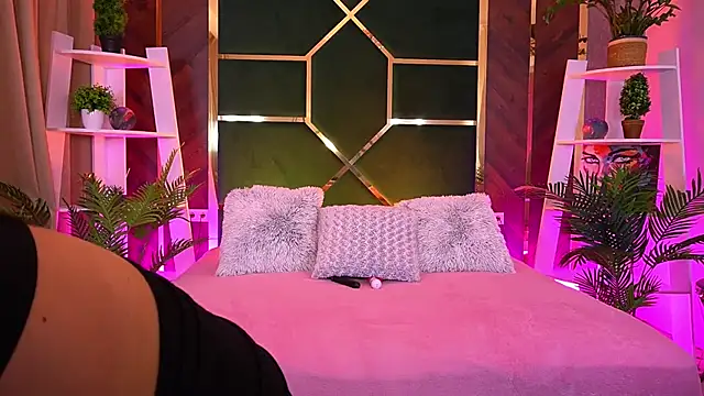 Snapshot of LittleeCutee chatting on September 2025 06:37:02 AM LittleeCutee online show from September 2025 06:37:02 AM