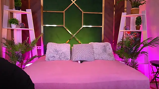 Snapshot of LittleeCutee chatting on September 2025 07:02:02 AM LittleeCutee online show from September 2025 07:02:02 AM