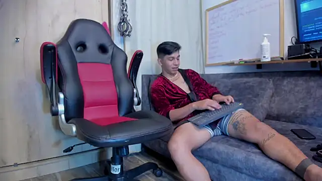 Snapshot of sophieandmarkls chatting on December 2024 01:18:02 AM sophieandmarkls online show from December 2024 01:18:02 AM