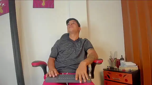 Snapshot of sophieandmarkls chatting on March 2025 11:01:02 PM sophieandmarkls online show from March 2025 11:01:02 PM