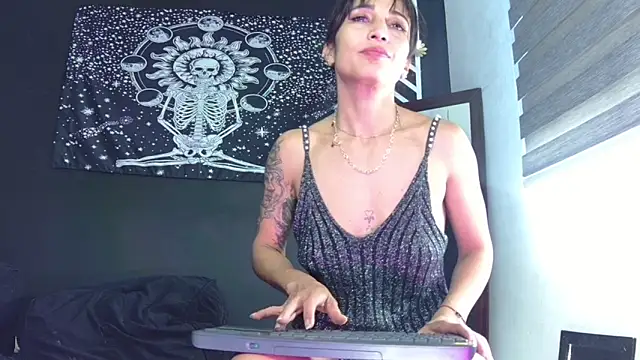 Snapshot of EvangelineCors chatting on December 2025 06:34:01 PM EvangelineCors online show from December 2025 06:34:01 PM