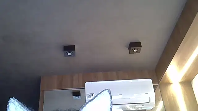 Skinny-Kitten online show from October 2025 06:21:01 PM