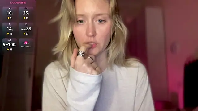 Snapshot of iilovetomatoes chatting on October 2025 07:59:01 PM iilovetomatoes online show from October 2025 07:59:01 PM