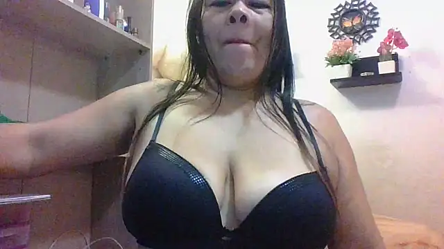 Snapshot of ChiaraFioree chatting on October 2025 09:13:01 PM ChiaraFioree online show from October 2025 09:13:01 PM