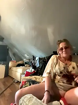 Snapshot of SummerBlueMoon chatting on November 2025 09:26:02 PM SummerBlueMoon online show from November 2025 09:26:02 PM