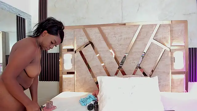 Athenea Mills online show from October 2025 06:48:01 PM