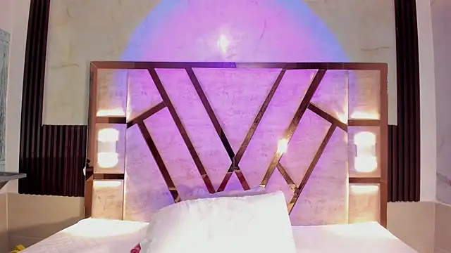 Athenea Mills online show from December 2025 06:57:02 PM