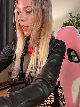 Snapshot of KittyKatyDream chatting on December 2025 04:15:01 PM KittyKatyDream online show from December 2025 04:15:01 PM