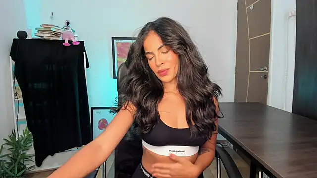 Snapshot of camille-rose chatting on April 2026 05:10:02 PM camille-rose online show from April 2026 05:10:02 PM