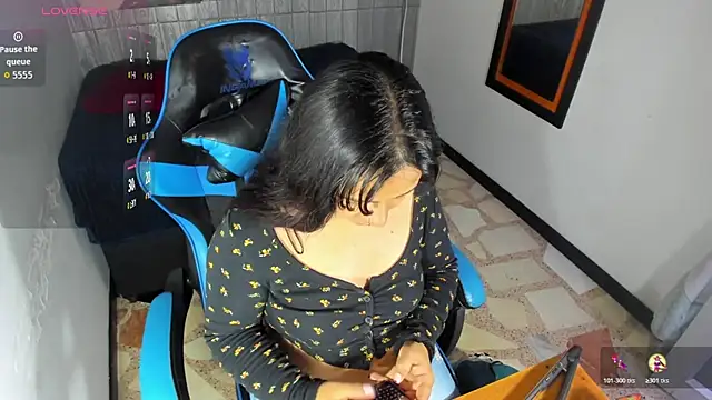 Snapshot of Charis_21 chatting on October 2025 01:44:01 AM Charis 21 online show from October 2025 01:44:01 AM