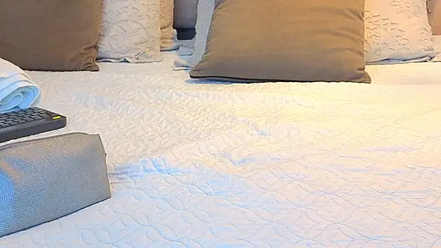 KeryHillson online show from November 2025 01:12:02 PM