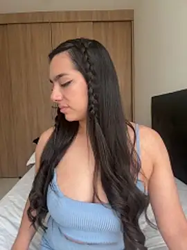 Nicollemays online show from April 2026 03:27:01 PM