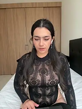 Nicollemays online show from April 2026 01:14:02 PM