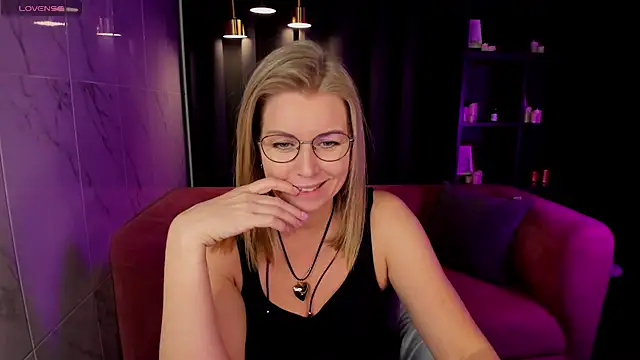 Annie Light online show from February 2025 11:58:01 AM